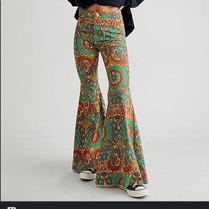 *DO NOT BUY* ISO FREE PEOPLE EMERALD COMBO JUST FLOAT ON PRINTED FLARES IN SHORT
